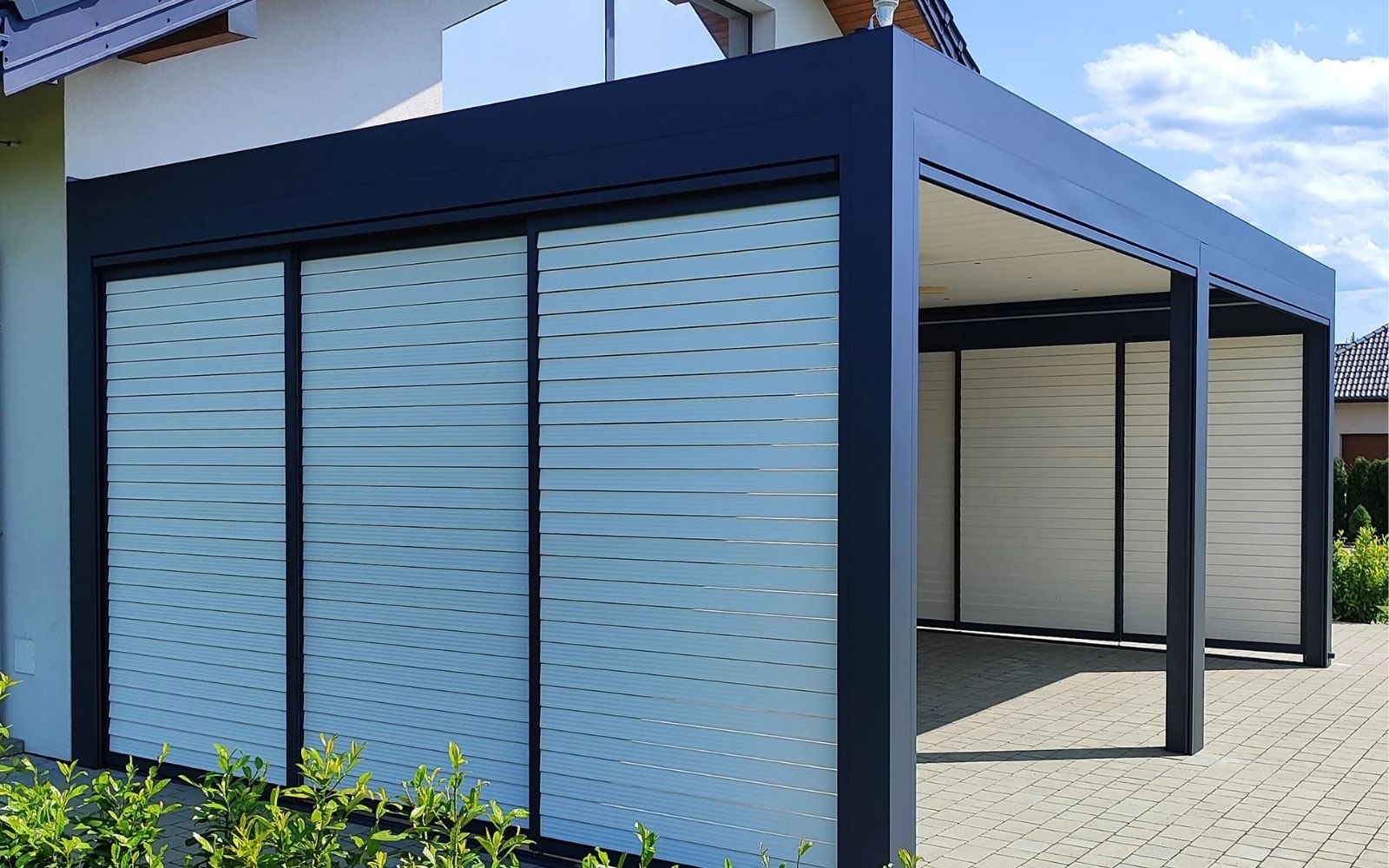Aluminiowe shutters przy klasie pod chmurką